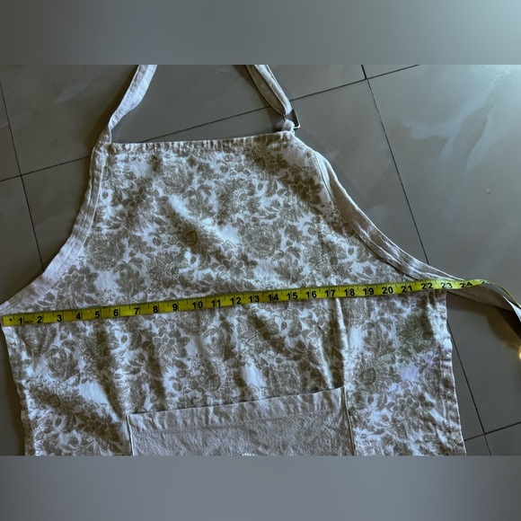 My Texas House Polyester/Cotton Floral Ruffle Chef Home Cook Apron in Green - Picture 11 of 15